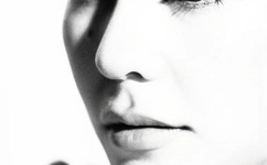 车展女模跳钢管舞走光露乳